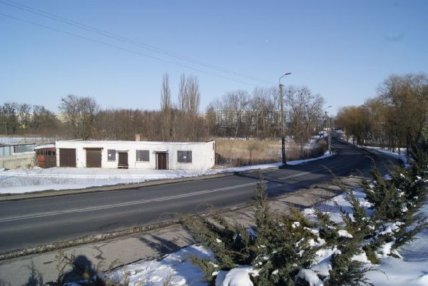 Widok budynku oraz drogi głównej